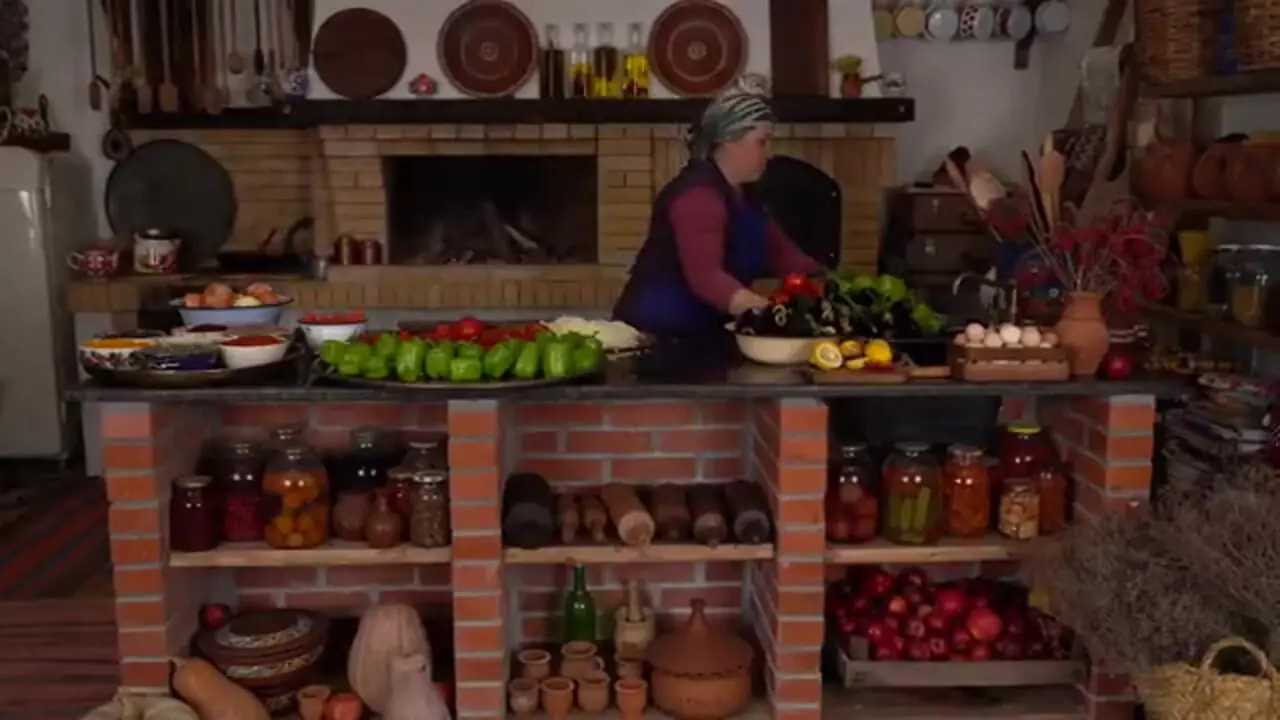 غذای روستایی در آذربایجان؛ پخت دلمه با گوشت، بادمجان، گوجه فرنگی و فلفل