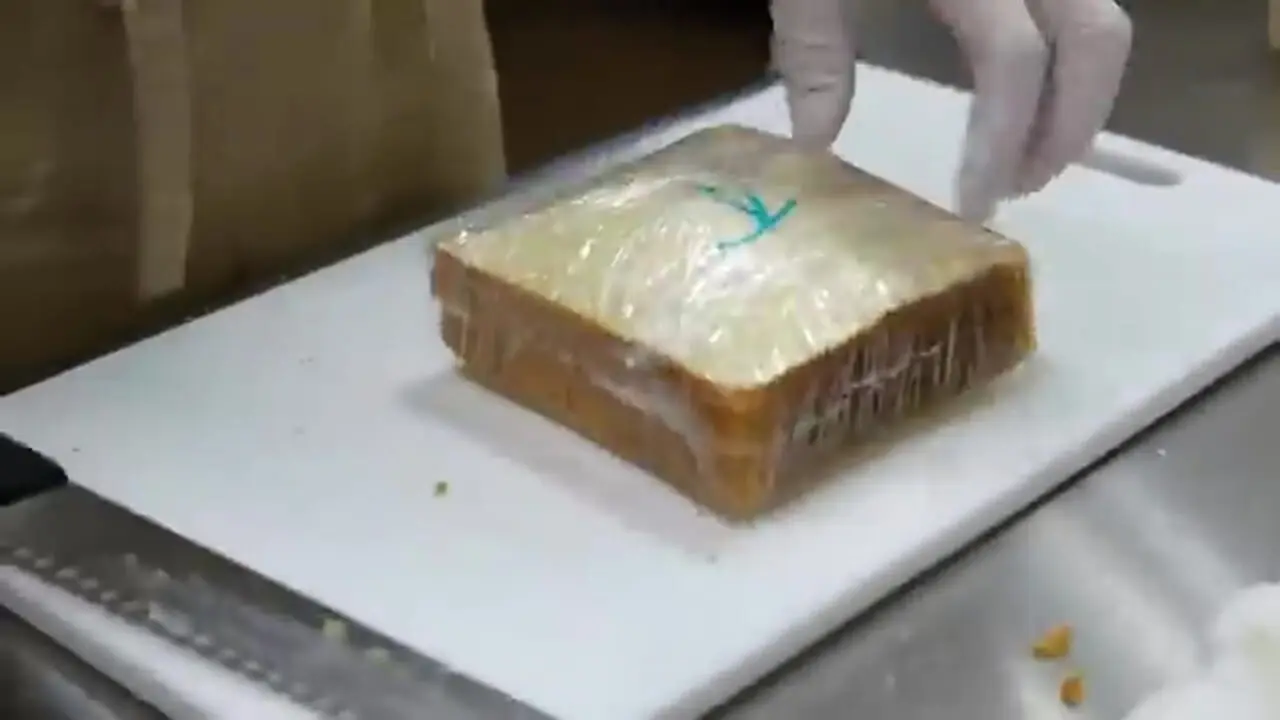 غذای خیابانی در کره؛ تهیه ساندویچ میوه ای با خامه و نان تست در سئول