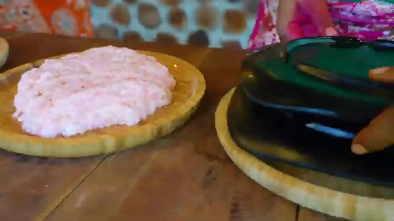 غذای روستایی در سنگاپور؛ پخت مرغ شکم پر به روش سنتی