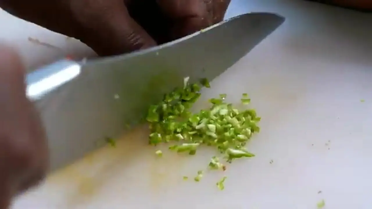 غذای خیابانی در تایلند؛ تهیه یک غذای لوکس با ماهی مرکب در بانکوک