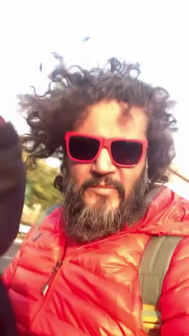 سفر در زمان؛ «کیانوش جوان» 12 سال بعد سریال آوای باران در حال موتورسواری در تهران