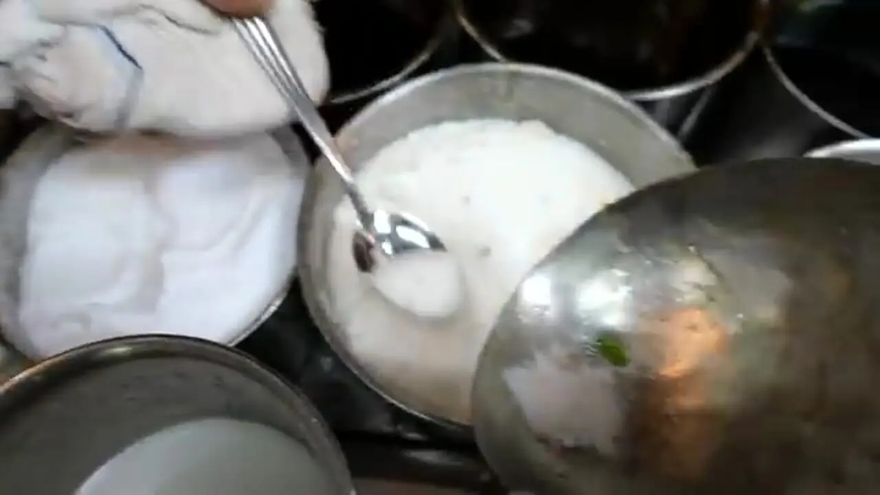 ببینید| غذای خیابانی در آمریکا؛ مرغ سوخاری ترد و برنج سرخ شده با میگو در نیویورک