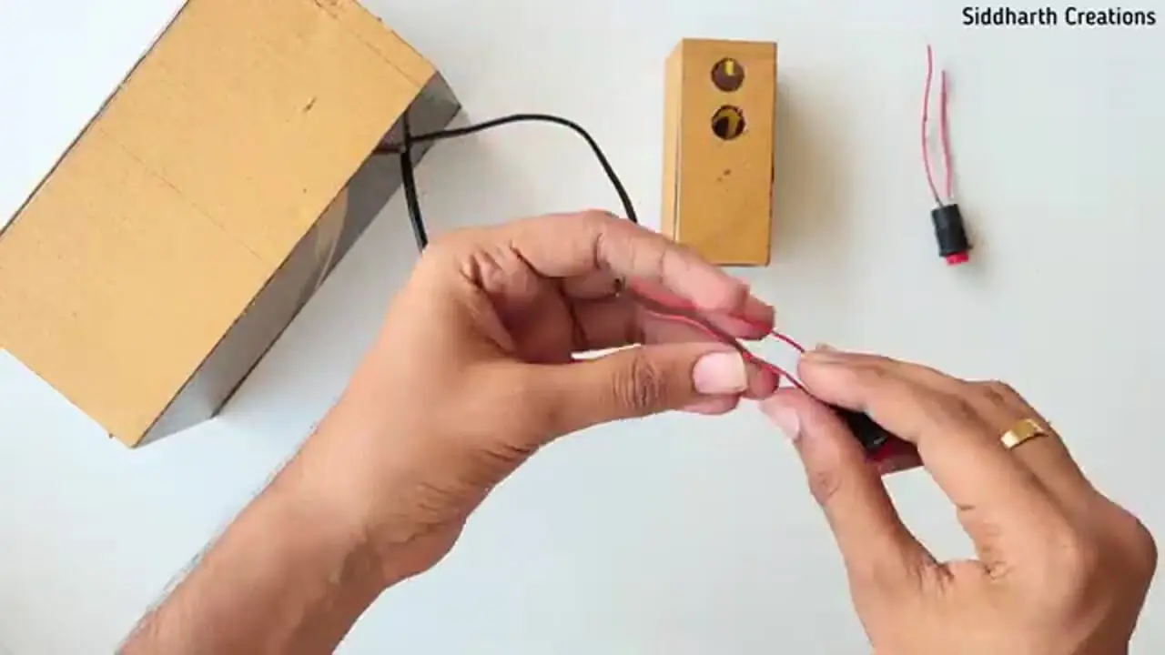 ببینید| ساخت یک کاردستی بامزه با مقوا؛ اسلحه ای که پول شلیک می کند!