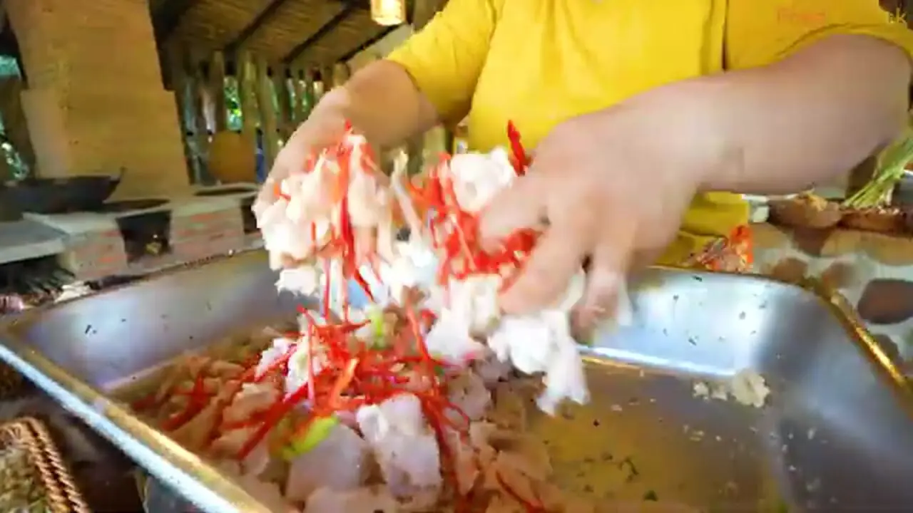 غذای روستایی در سنگاپور؛ تهیه خوراک و سالاد با 10 کیلو ماهی سرماری