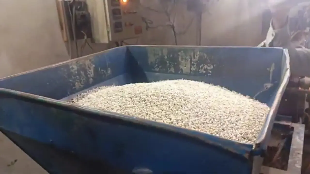 روند بازیافت بطری های پلاستیکی و تولید لوله پلیکا با آن ها در پاکستان