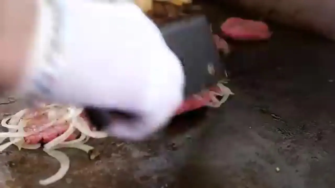 غذای خیابانی در آمریکا؛ مهارت آشپز خیابانی در تهیه انواع برگر در نیوجرسی