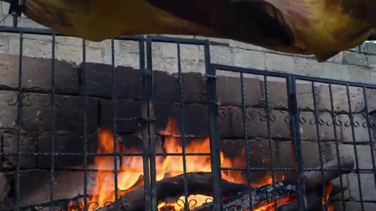 غذای روستایی در آذربایجان؛ کباب گاو غول پیکر روی سیخ گردان در روستا