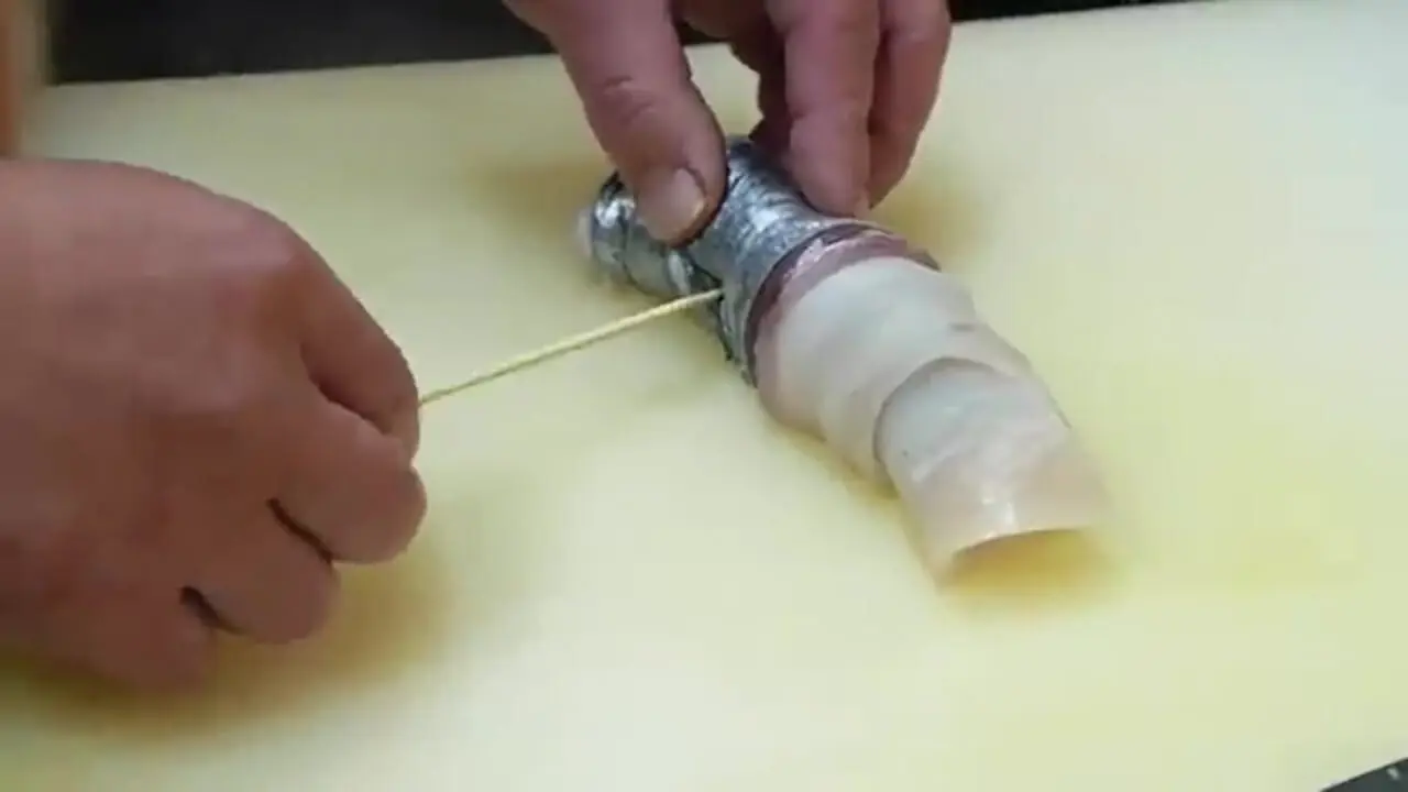 غذای خیابانی در ژاپن؛ برش ماهرانه ماهی ماکرل و تهیه 2 نوع غذا با آن در اوکیناوا