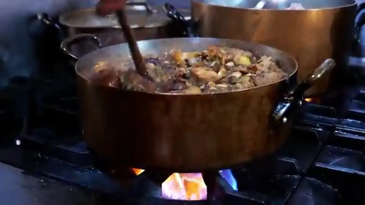 غذای خیابانی در آمریکا؛ اردک سرخ شده با سس شکلات و فلفل در نیویورک