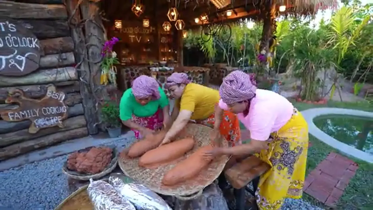 غذای روستایی در سنگاپور؛ پخت ماهی در گِل روی آتش