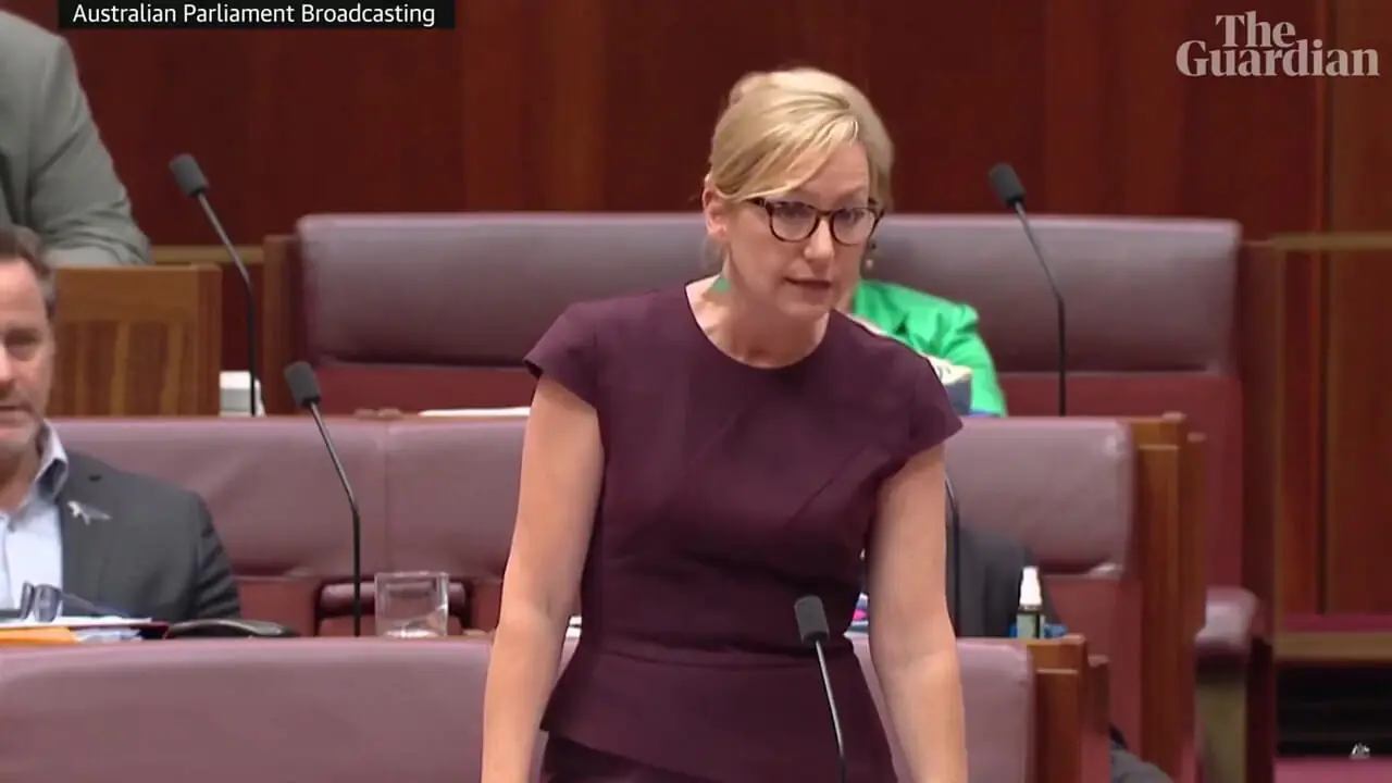 ببینید؛ رفتار عجیب سناتور زن استرالیایی در اعتراض به تصویب نشدن طرح ممنوعیت برقع 