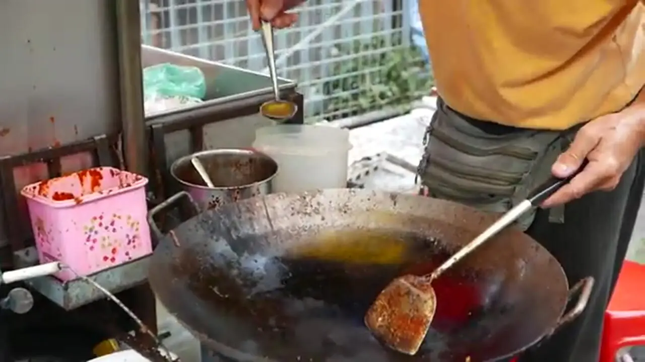 غذای خیابانی در مالزی؛ رشته سرخ شده با میگو و تخم مرغ در پنانگ