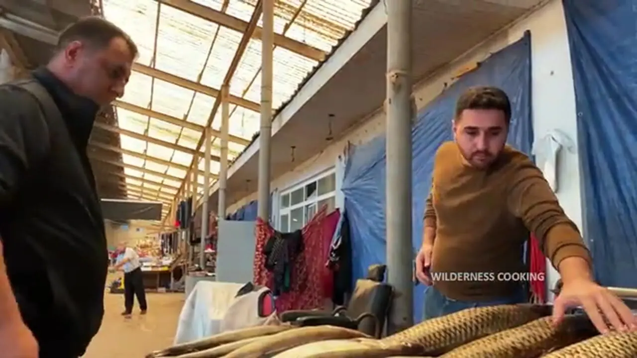 غذای روستایی در آذربایجان؛ استخراج نمک از دریاچه و پخت ماهی با آن روی زغال