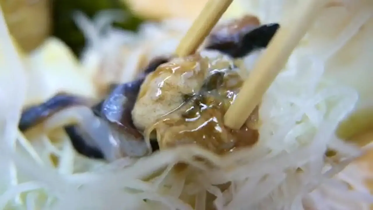 غذای خیابانی در ژاپن؛ تهیه ساشیمی با صدف درخشان در اوکیناوا