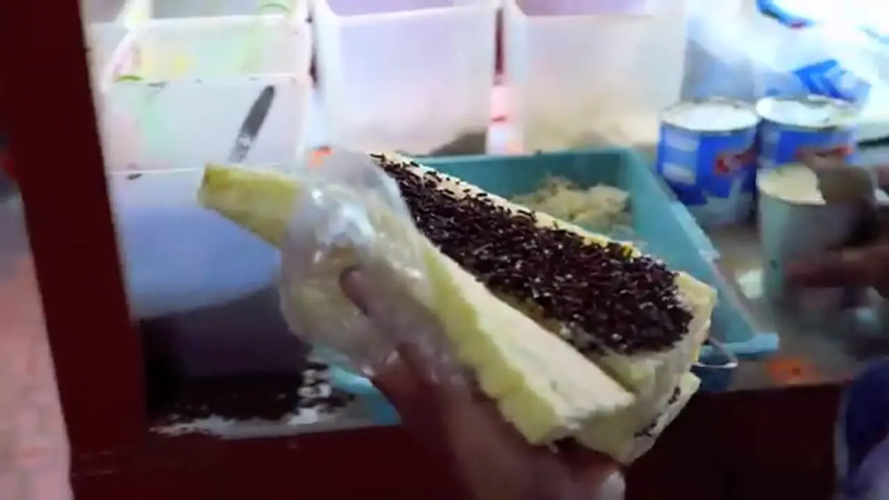 غذای خیابانی در اندونزی؛ تهیه میان وعده با نان سرخ شده، پنیر، مربا و شکلات در جاکارتا