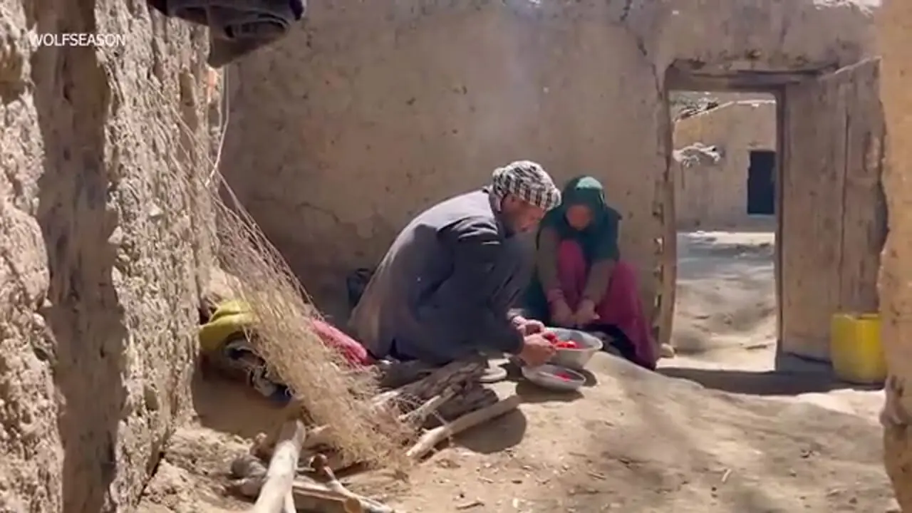 ببینید| غذای روستایی در افغانستان؛ پخت ماکارونی با ته دیگ سیب زمینی توسط زوج افغان