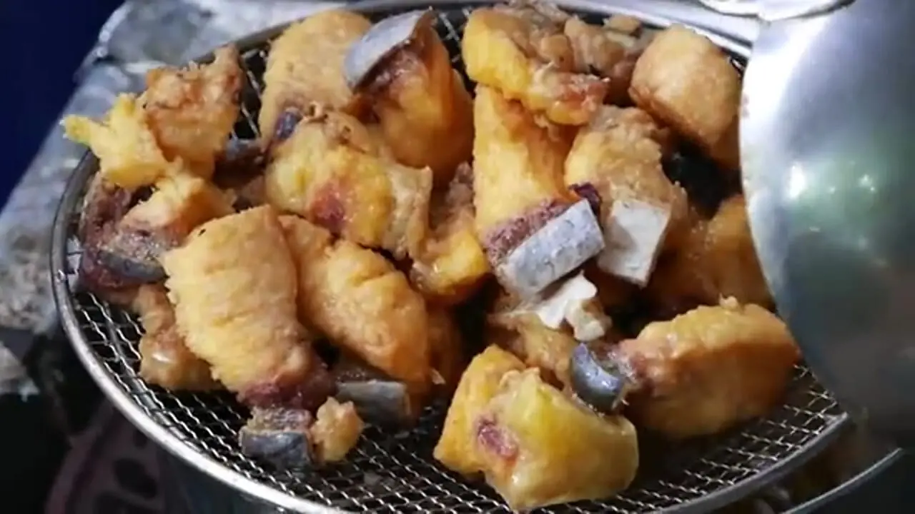 غذای خیابانی در تایلند؛ برش ماهرانه گربه ماهی غول پیکر و پخت انواع غذا با آن در بانکوک