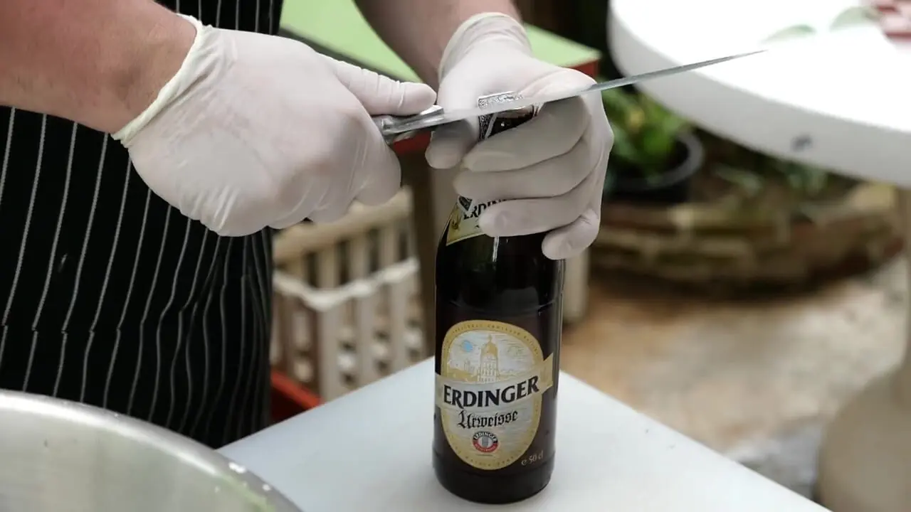 غذای خیابانی در تایلند؛ پخت ماهی خاویاری با سیب زمینی سرخ کرده در بانکوک