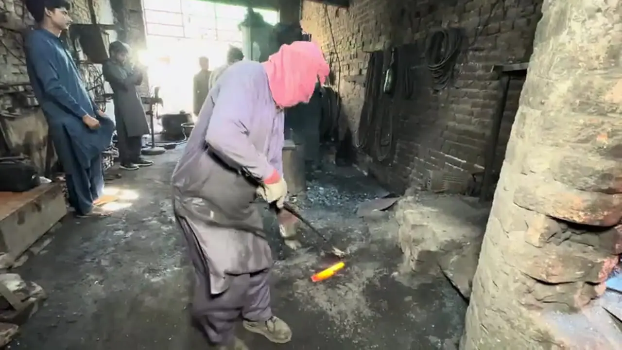 مراحل تولید ساطور قصابی با بازیافت فنرهای قدیمی کامیون در پاکستان