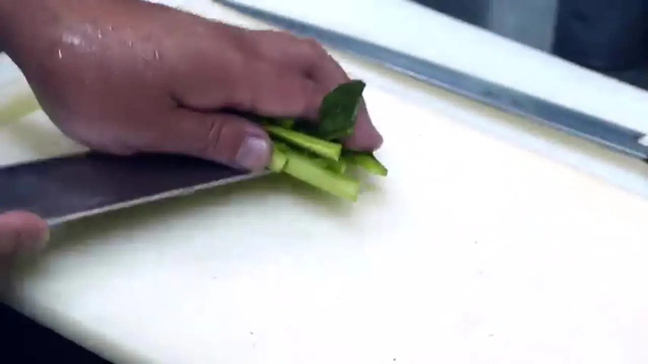 غذای خیابانی در ژاپن؛ تهیه دو نوع غذا با صدف دو کفه ای در اوکیناوا