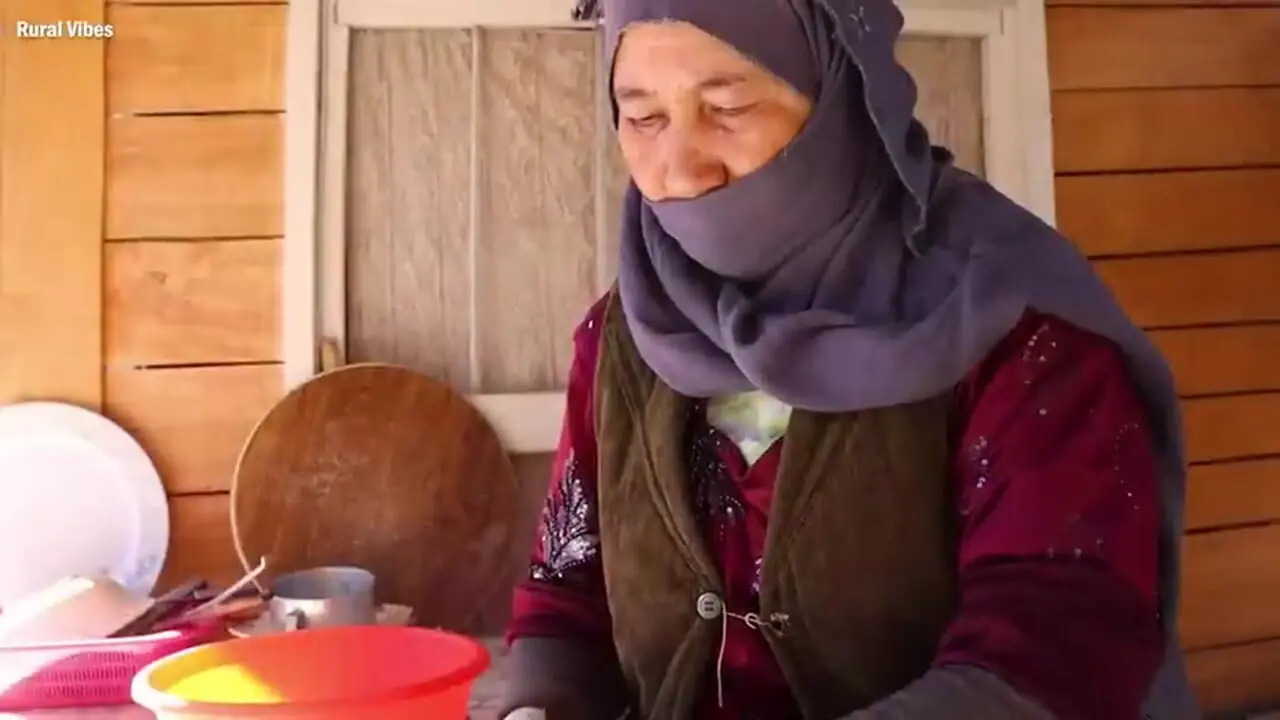 ببینید| غذای روستایی در افغانستان؛ پخت خوراک مرغ در کدو تنبل روی آتش