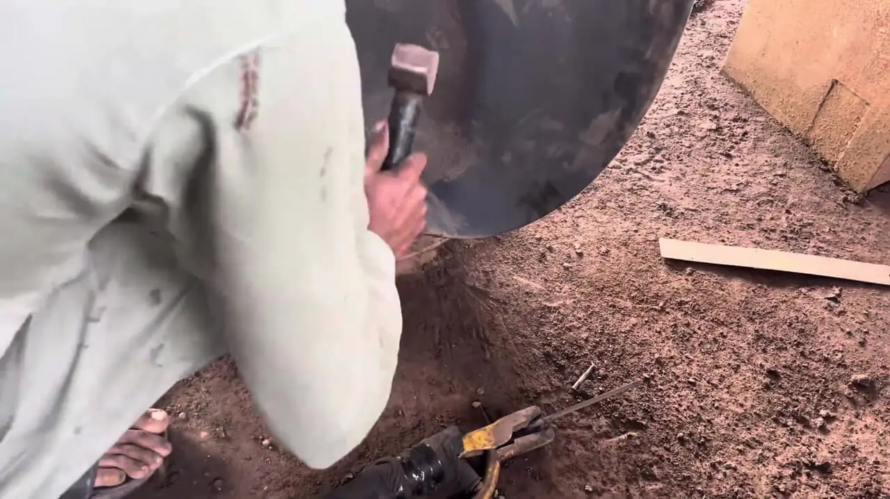 مراحل ساخت فرغون با استفاده از ورق بشکه نفت قدیمی در پاکستان