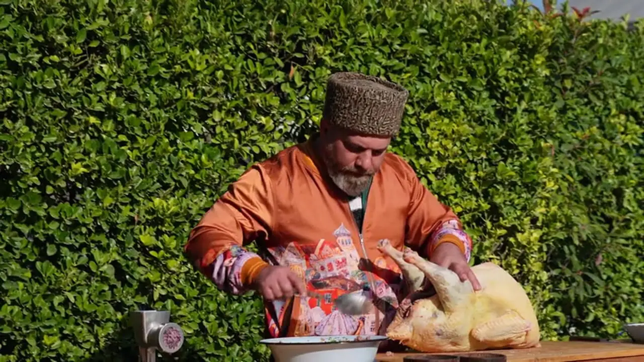 غذای روستایی در آذربایجان؛ کباب کردن بوقلمون در تنور در روستا