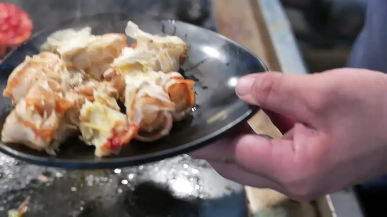 غذای خیابانی در تایوان؛ شاه خرچنگ بخار پز شده با زنجبیل و پیازچه در تایپه