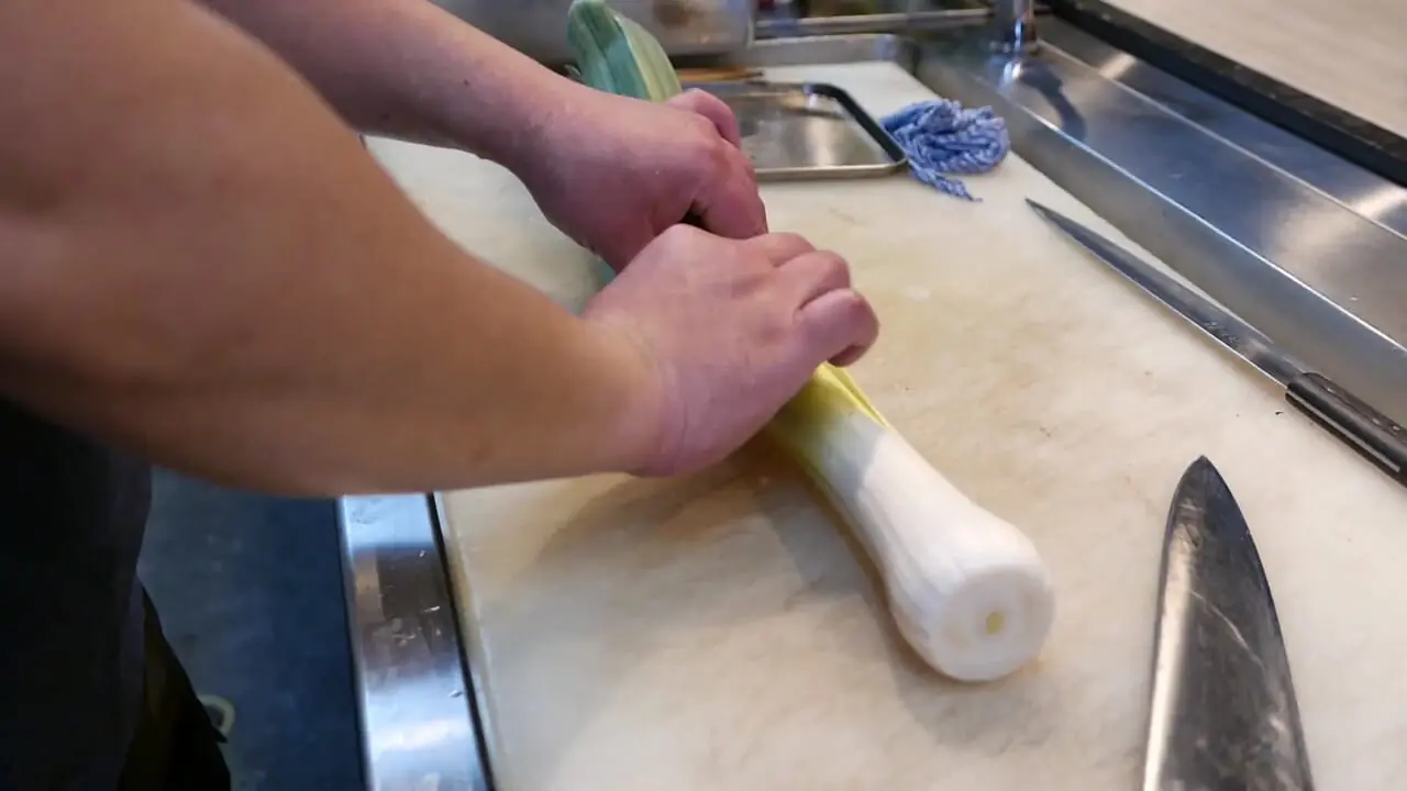 غذای خیابانی در ژاپن؛ پخت یک غذا با هشت پای غول پیکر و سبزیجات در اوکیناوا