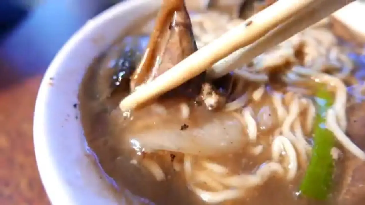 غذای خیابانی در تایوان؛ مارماهی پخته شده با نودل در تاینان