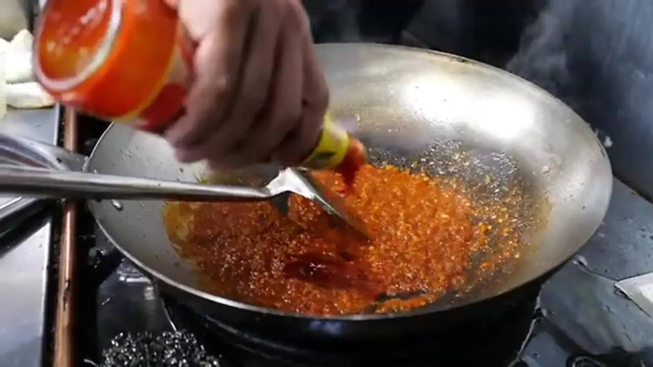 ببینید| غذای خیابانی در آمریکا؛ پخت یک غذای خاص با خرچنگ دانگنس در نیویورک