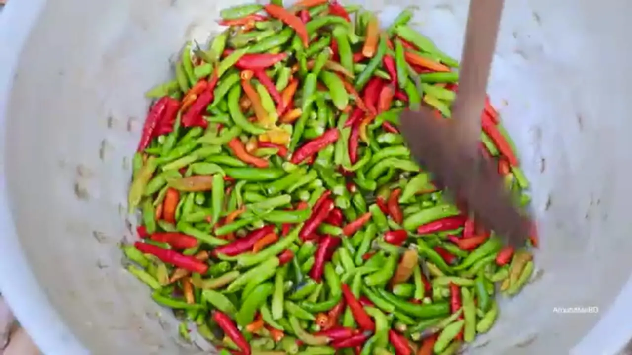 غذای روستایی در هند؛ پخت خورشت با ماهی کپور، خیار و سیب زمینی در روستا