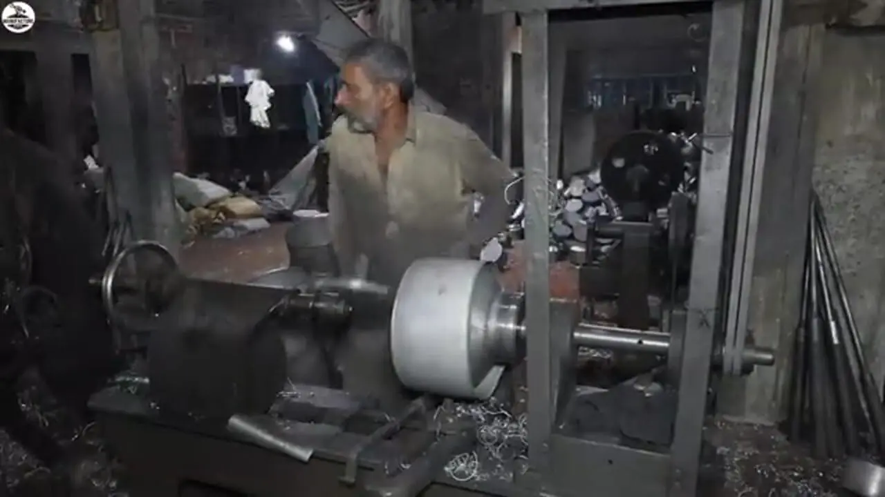 ببینید| فرآیند تماشایی بازیافت ضایعات آلومینیوم و تولید کتری با آن ها در پاکستان