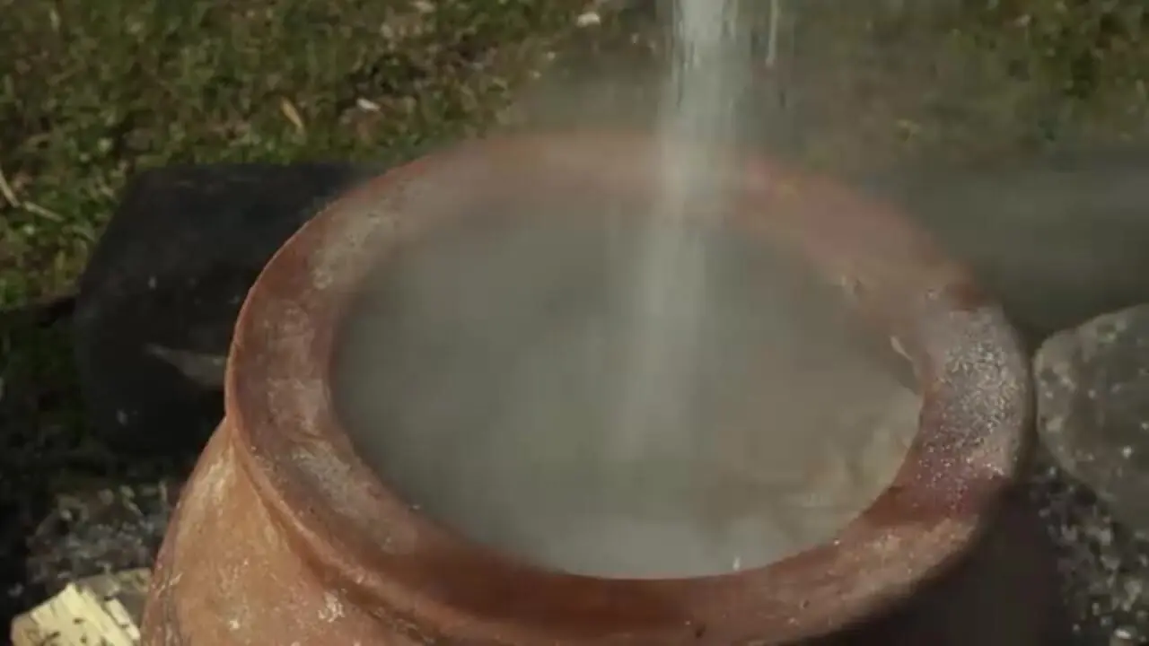 غذای روستایی در آذربایجان؛ پخت یک غذای خاص با گوشت بره در کوزه