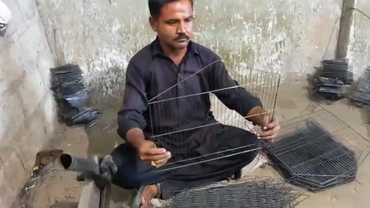 مراحل تولید قفس پرنده در کارگاهی در پاکستان