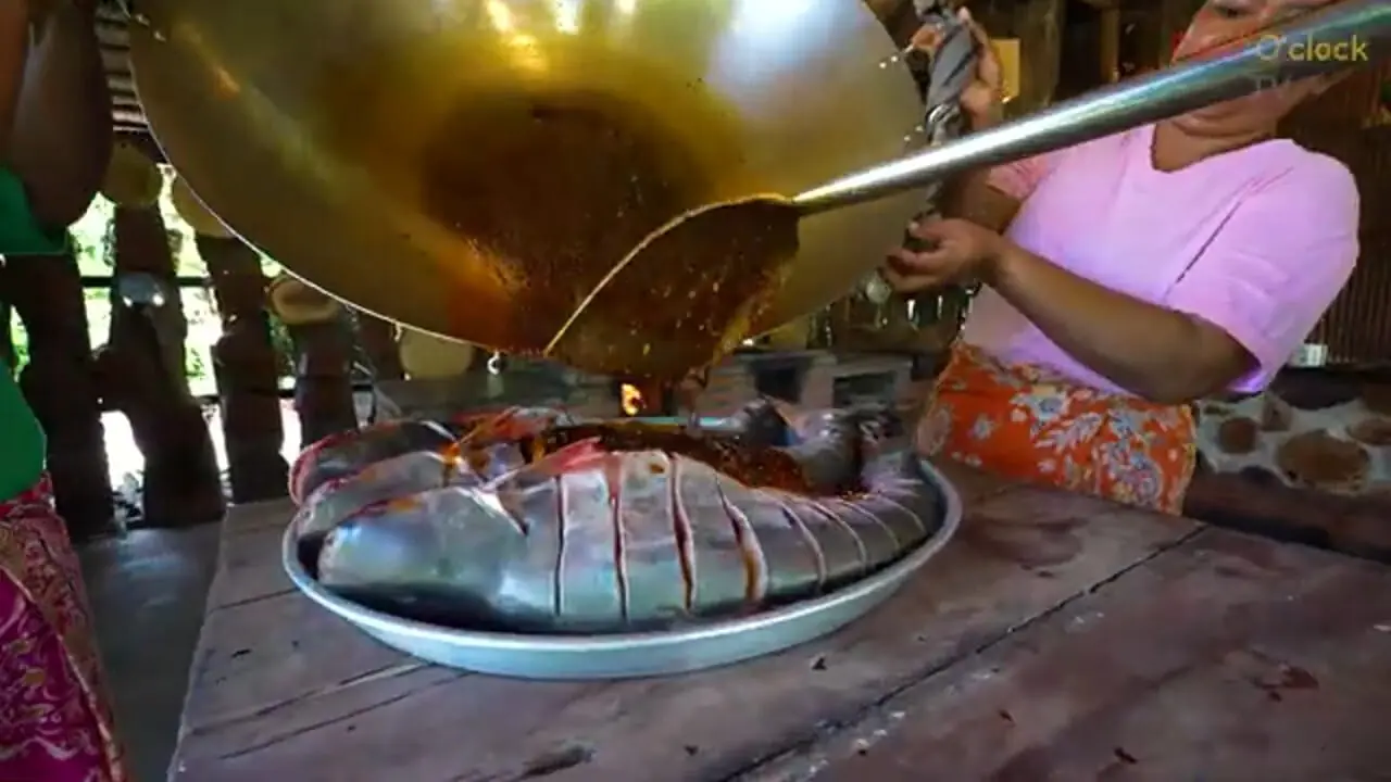 غذای روستایی در سنگاپور؛ پخت ماهی شکم پر به روشی متفاوت در طبیعت روستا