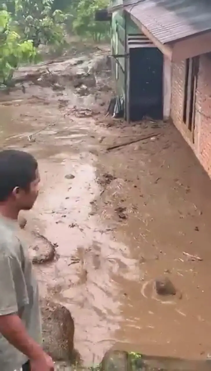 ببینید؛ ۲۸ کشته در سیل اندونزی