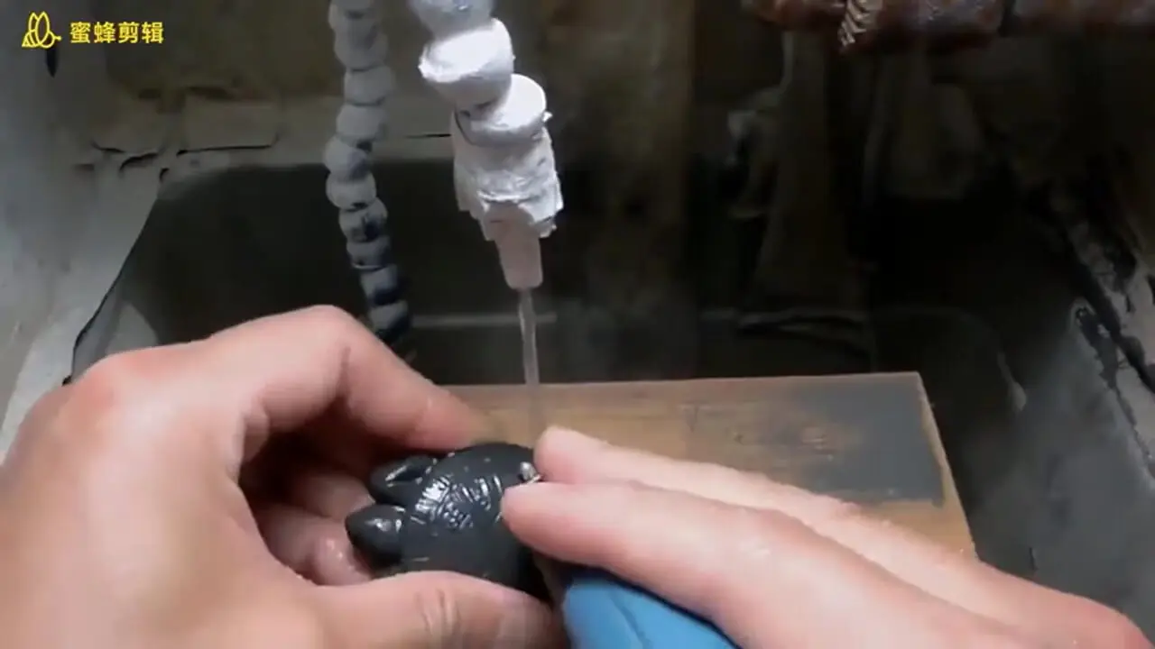 فرآیند دیدنی ساخت مجسمه لاک پشت با یک تکه سنگ سیاه