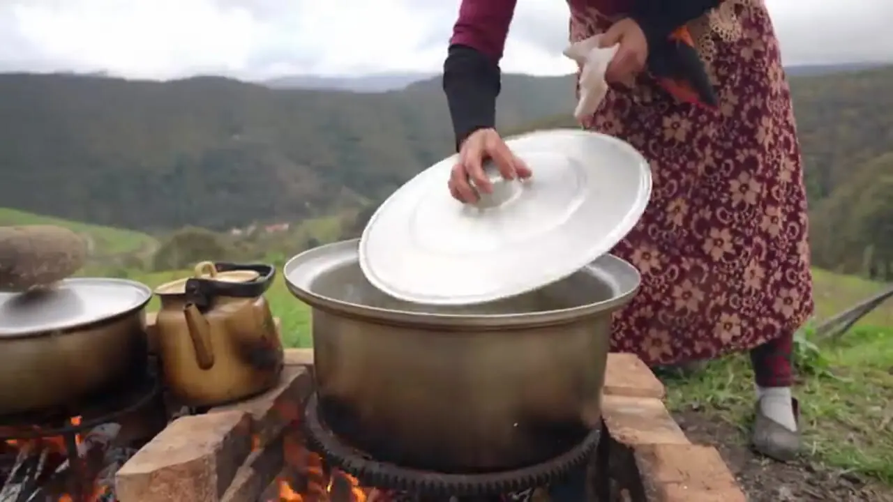 غذای روستایی در ایران؛ پختکباب تابه ای با پلو در کوهستان