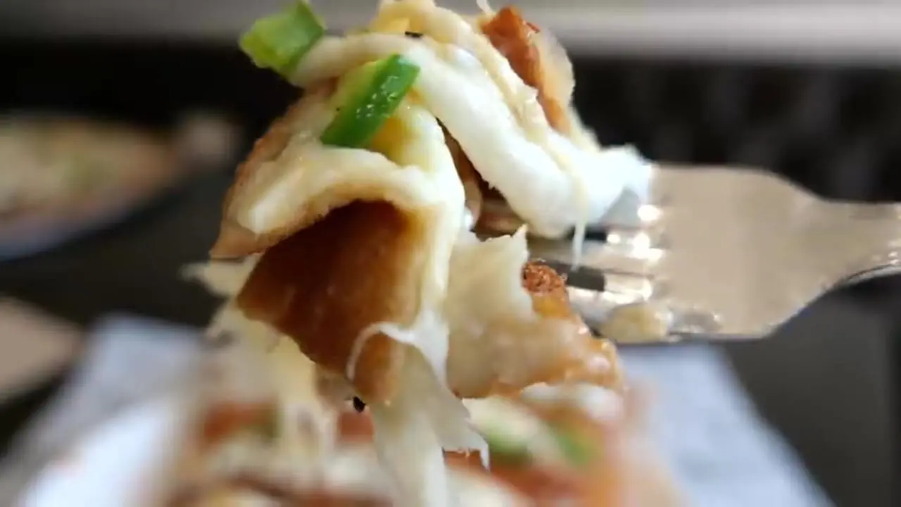 ببینید| غذای خیابانی در آمریکا؛ پخت پیتزای غول پیکر با گوشت و سوسیس در نیویورک