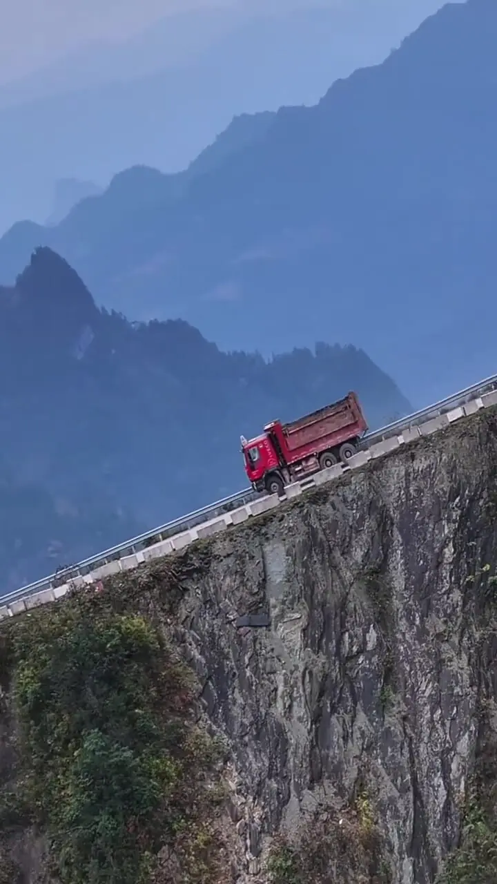 ببینید؛ جاده کوهستانی نفس‌گیر در چین توجه‌ها را به خود جلب کرد
