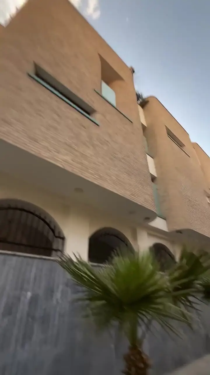 ببینید؛ جزئیات بی‌نظیر یک خانه در اصفهان؛ از فلاور باکس تا شیشه مات