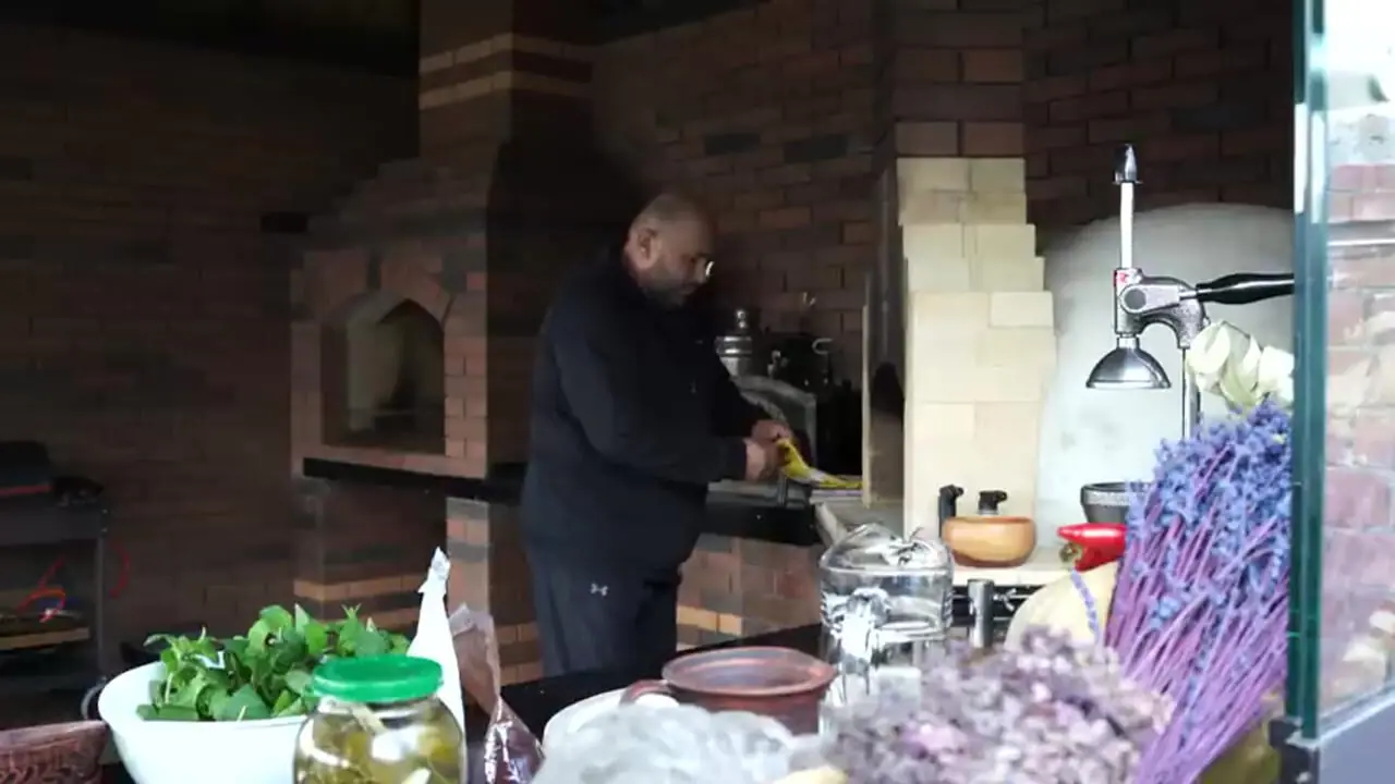 غذای روستایی در روسیه؛ تهیه ساندویچ همبرگر توسط زوج داغستانی