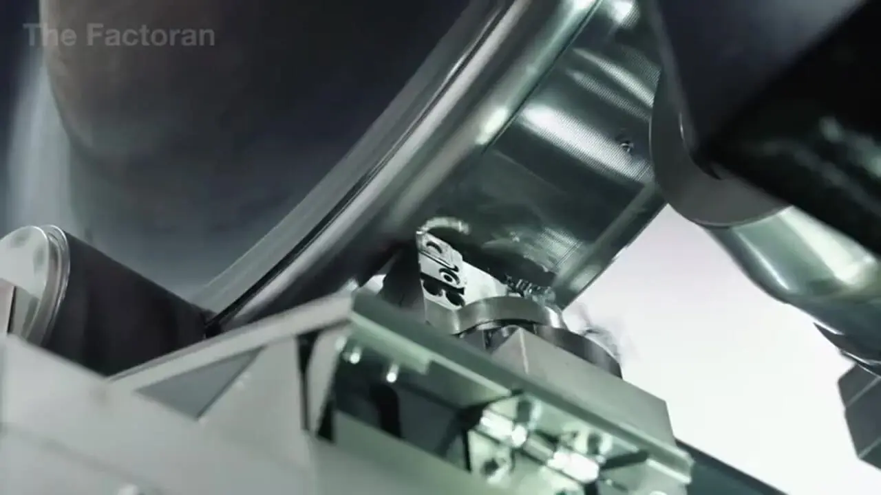 ببینید| چگونه میلیون‌ها چرخ قطار در کارخانه های آمریکا تولید می شود؟