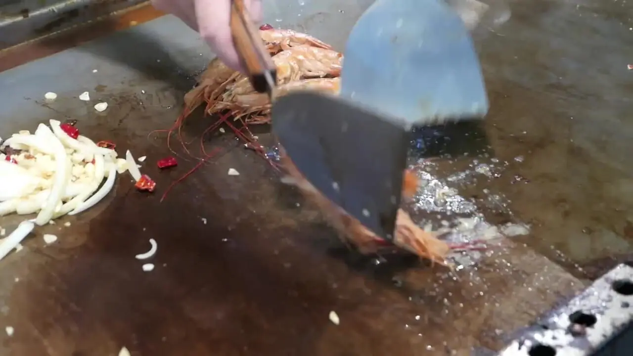 غذای خیابانی در تایوان؛ شاه میگوی سوخاری با سس سیر و فلفل تند در تایپه