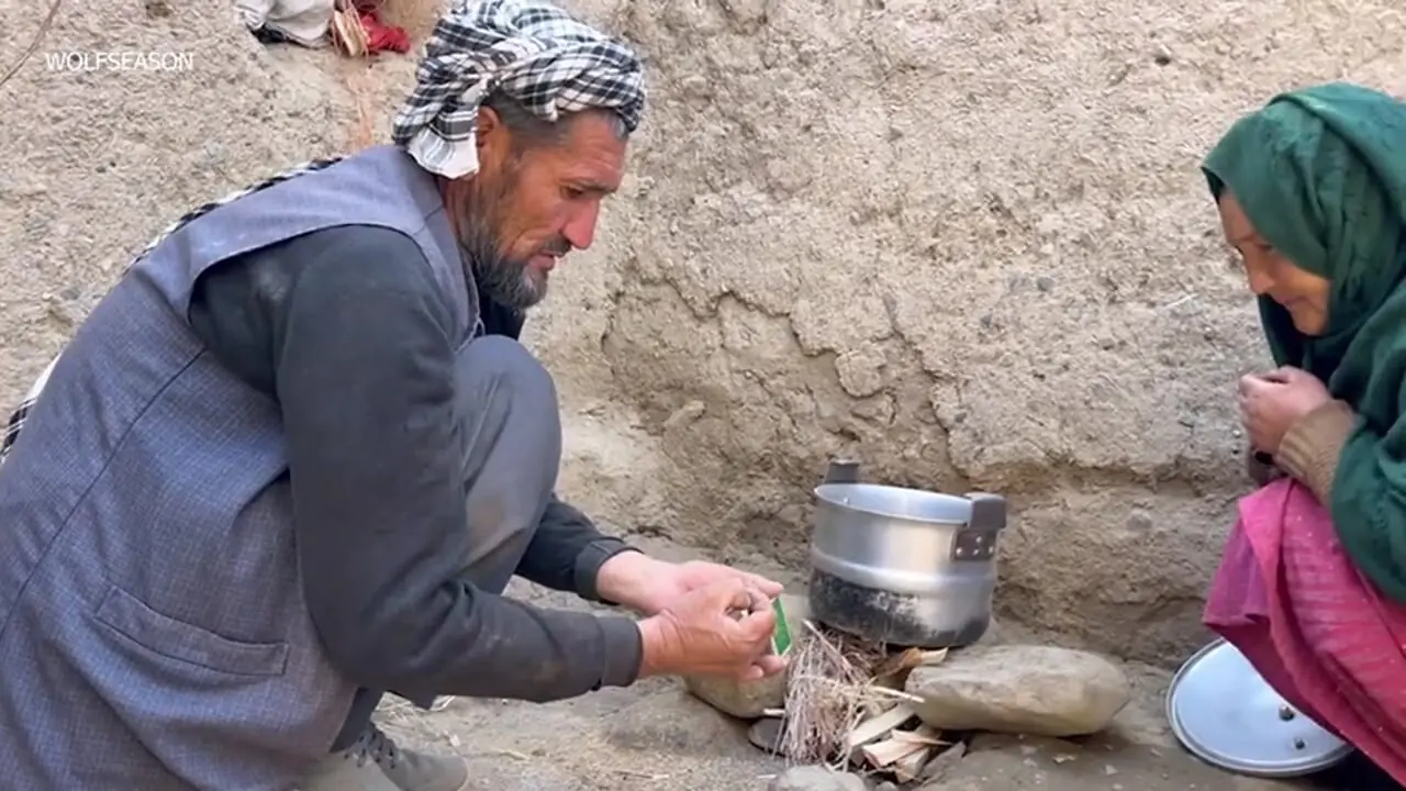 ببینید| غذای روستایی در افغانستان؛ پخت دلمه با فلفل دلمه ای رنگی در روستا