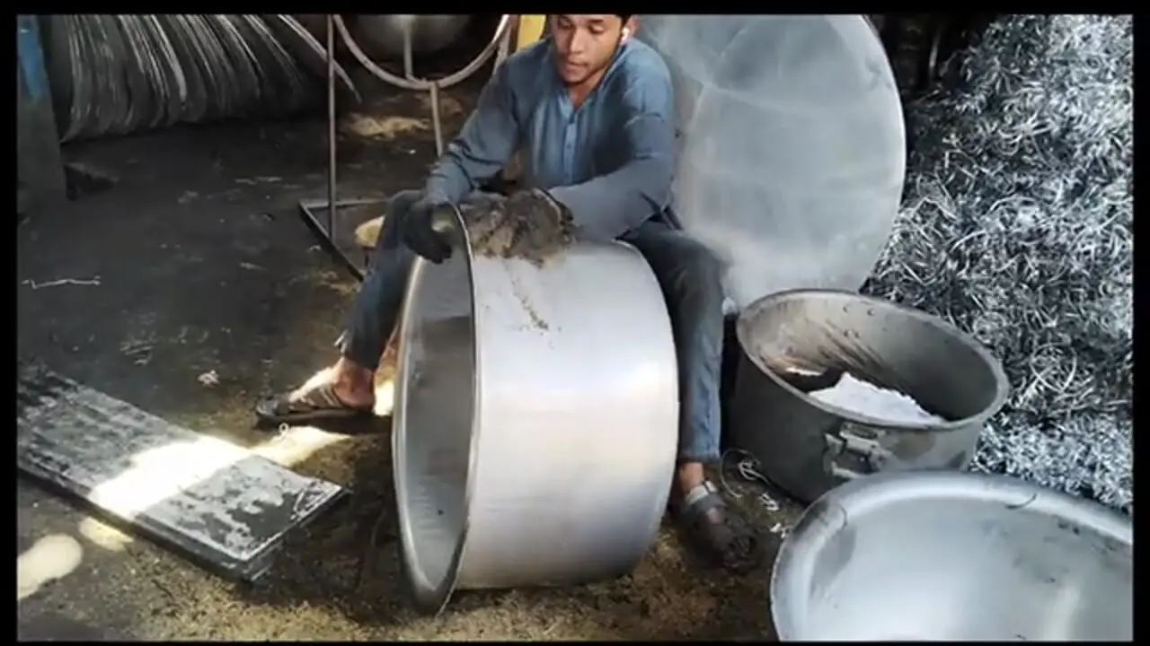 ببییند| مراحل بازیافت ضایعات آلومینیومی و تولید قابلمه با آنها به روش پاکستانی ها