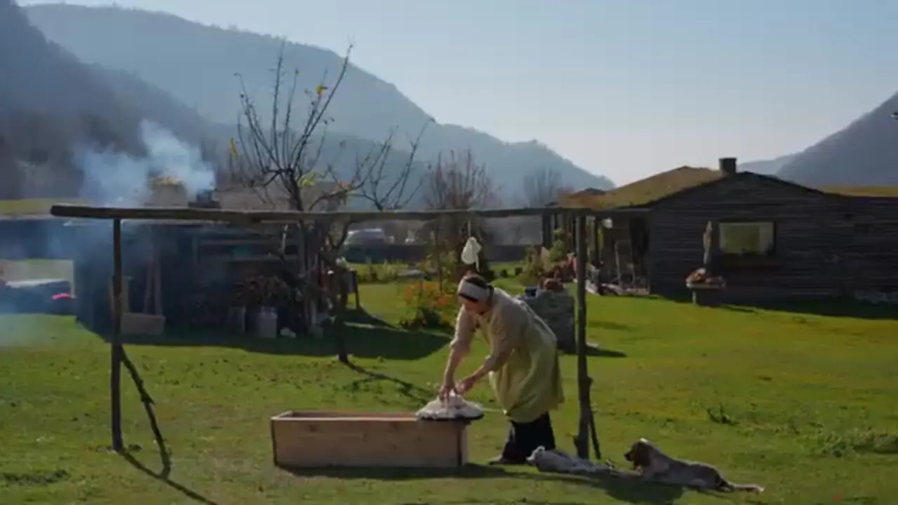 غذای روستایی در آذربایجان؛ تهیه پنیر و کره سنتی با شیر تازه گاو در روستا