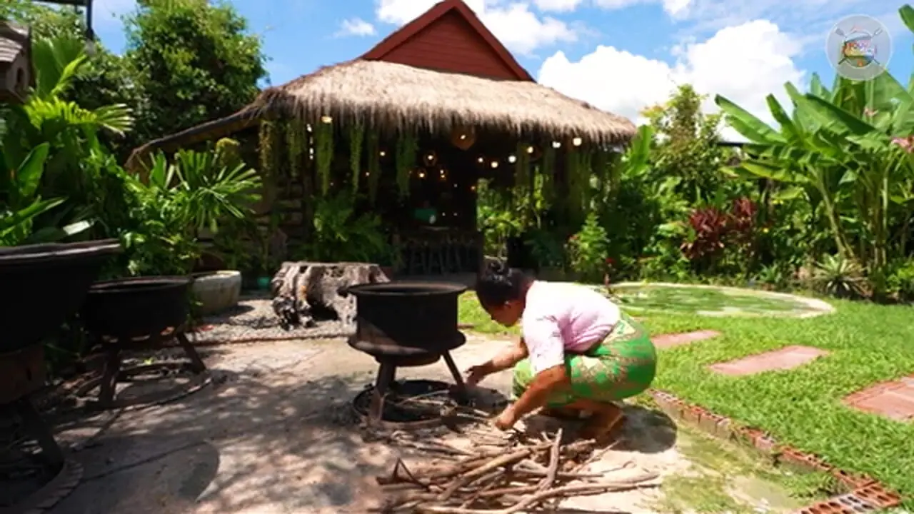 غذای روستایی در سنگاپور؛ پخت میگوی بخار پز با قارچ در طبیعت روستا