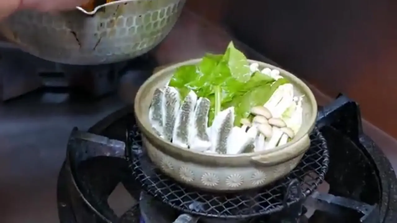 غذای خیابانی در ژاپن؛ برش و تهیه غذا با سوسمار ماهی در اوکیناوا